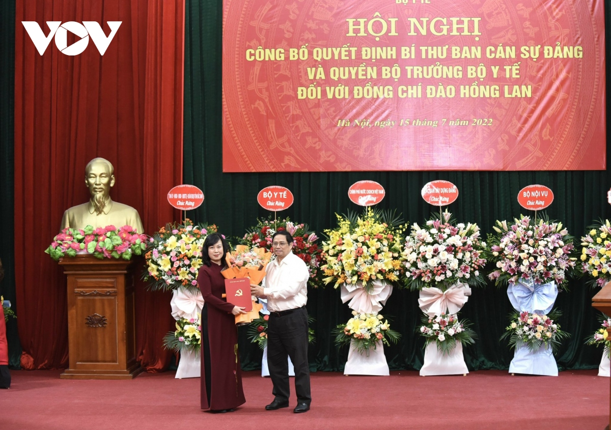Thủ tướng trao quyết định giao Quyền Bộ trưởng Bộ Y tế cho bà Đào Hồng Lan